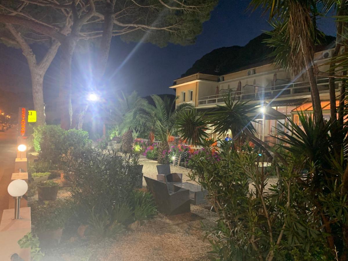 Logis Hotel Restaurant Le Kalliste Hyeres Exterior photo