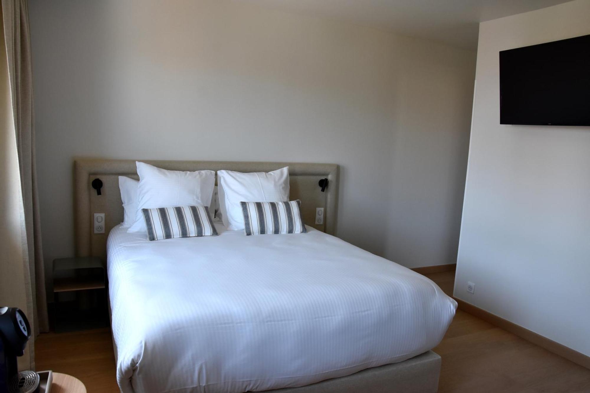 Logis Hotel Restaurant Le Kalliste Hyeres Exterior photo